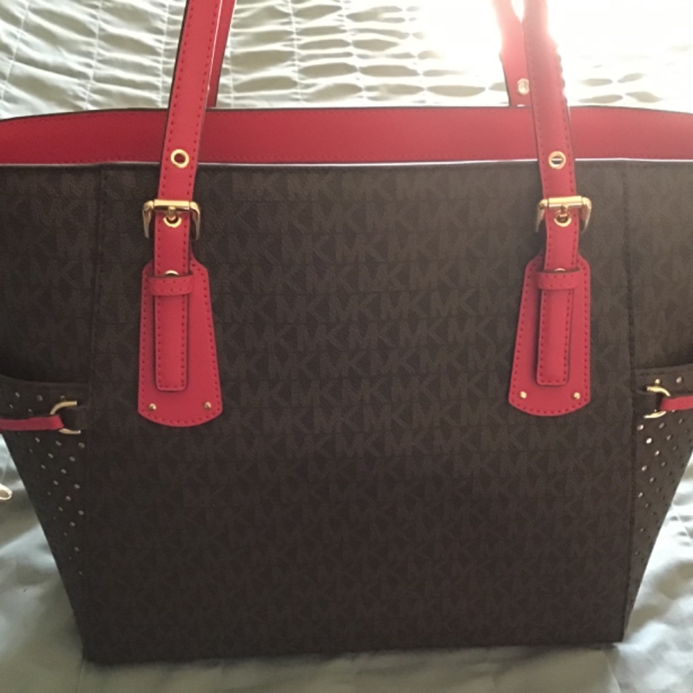 Gorgeous Mk tote and traveler - Picture 16 of 16
